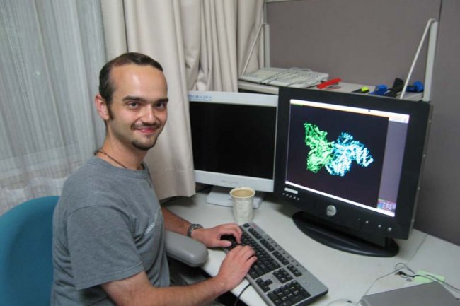 Mieszko Lis, ici à Osaka, travaille sur le projet de puce expérimentale mesh avec 110 coeurs au MIT. Crédit D.R.