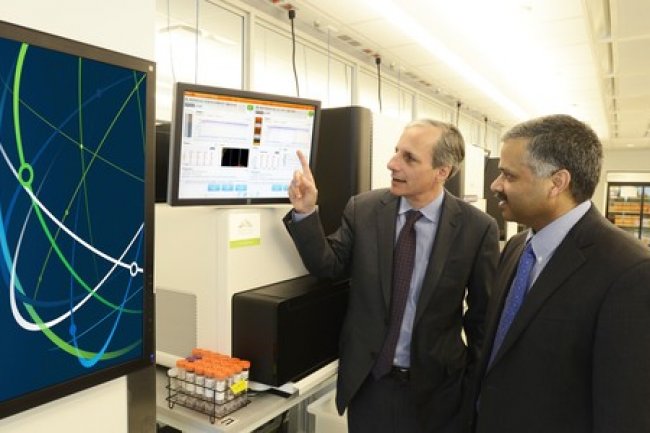 Dr Robert Darnell (à gauche) du New York Genome Center et le Dr Ajay Royyuru (à droite) de l'IBM Research regardent comment utiliser Watson pour accélérer la composition de traitements contre certains cancers. Crédit IDG NS