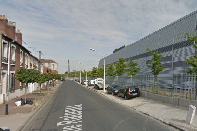 A La Courneuve, le datacenter d'Interxion se trouve à quelques mètres des premières pavillons situés de l'autre côté de la rue. (source photo : Google Street View).