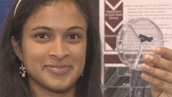 Une jeune �tudiante, Eesha Khare, a �labor� un petit dispositif pour acc�l�rer le temps de chargement d'une batterie de smartphone.