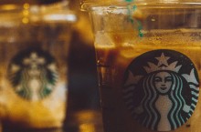 L'IA boit la tasse chez Starbucks