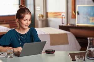 Solutions Poly pour les réunions : au bureau comme en mobilité