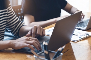 L'�volution des besoins en informatique professionnelle : comment les ordinateurs portables s'adaptent-ils aux nouvelles tendances du monde du travail ?