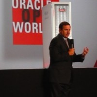 Mark Hurd, prsident d'Oracle, devant le serveur Exadata, sur OpenWorld 2012, lundi 1er octobre (crdit : MG)