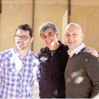 Larry Page, CEO de Google, avec les fondateurs de Nest, Matt Rogers ( gauche) et Tony Fadell, qui fut vice president de la division iPod d'Apple. (crdit : D.R.) 
