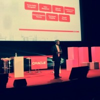 Thomas Kurian, vice-président exécutive en charge du développement produit chez Oracle, sur scène au CNIT pour promouvoir la stratégie cloud de l'éditeur. 