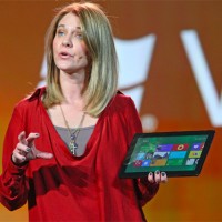 Tami Reller, en charge du marketing chez Microsoft, demande aux équipes en charge du développement d'alléger Windows 8.