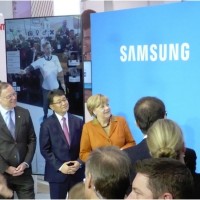 Sur le Cebit 2014, Samsung a prsent  la chancelire Angela Merkel un exemple d'usage dans le secteur de la distribution de dtail sur un cran gant. (ci-dessus, sance d'essayage virtuel - crdit : LMI)