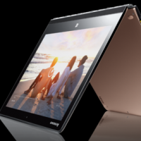 Grâce à sa charnière, l'écran du Lenovo Yoga Pro 3 peut basculer à 360°.