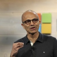 Microsoft poursuit sa transformation. Aprs avoir fait du Cloud et de la tlphonie mobile sa priorit, Satya Nadella mise tout sur Windows 10 pour relancer la machine Windows. (Crdits photo : ROBERT GALBRAITH/REUTERS)