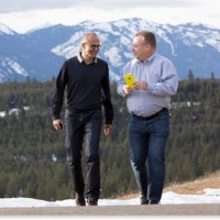 Satya Nadelle, CEO de Microsoft, et Stephen Elop, vice-prsident excutif de Microsoft Devices Group, l'anne dernire  l'occasion de l'annonce du rapprochement. (crdit : D.R.)