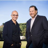 Satya Nadella, CEO de Microsoft, et Marc Benioff, CEO de Salesforce.com, s'taient dj engags sur la voie du partenariat. (crdit : D.R.)