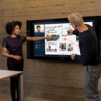 La firme de Redmond vient d’indiquer que les livraisons mondiales de son système collaboratif Surface Hub débuteraient en septembre. Crédit : D.R