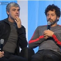 Larry Page, à gauche, et Sergey Brin, co-fondateurs de Google, interrogés l'an dernier par IBNLive. Ils ont choisi le nom Alphabet parce qu’il désigne les lettres composant le langage, au cœur de l’activité d’indexation de Google. (crédit : D.R.)