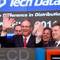 En Europe, les ventes du grossiste Tech Data reculent de 7% sur l'anne  3,8 Md$ malgr une hausse mondiale du bnfice net. Illustration : Le CEO de Tech Data, Bob Dutowsky,  la bourse du Nasdaq en 2012.