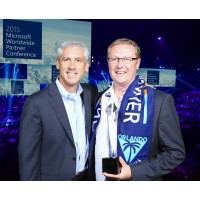 Phil Sorgen ( gauche), le corporate vice president worldwide partner channel de Microsoft, et Eric Decroix, le directeur associ de Projetlys, lors de la WPC 2015