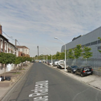 A La Courneuve, le datacenter d'Interxion se trouve à quelques mètres des premières pavillons situés de l'autre côté de la rue. (source photo : Google Street View).