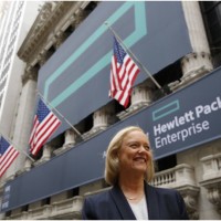 Meg Whitman, dsormais CEO de Hewlett Packard Enterprise, devant la Bourse de New York, le lendemain de la scission de HP Company en 2 groupes distincts. (crdit : Eric Draper/HPE)