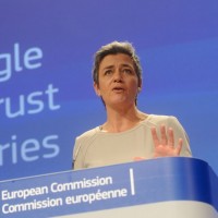 La commissaire europenne Margrethe Vestager annonant des accusations antitrust contre Google  Bruxelles en avril 2015. (crdit : D.R.)