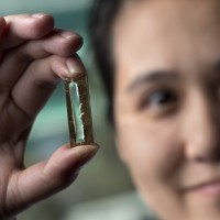 Mya Le Thai, doctorante  l'Universit de Californie, Irvine (UCI) prsente un dispositif  base de nanofils qui a la capacit de supporter des centaines de milliers de recharges sur une batterie lithium-ion. (crdit : D.R.)