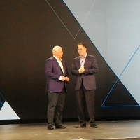 Joe Tucci (à gauche) CEO et chairman d'EMC a invité sur scène au EMC World 2016 de Las Vegas lundi matin Michael Dell, qui a annoncé la création de Dell Technologies et de la société Dell-EMC. (crédit : LMI)