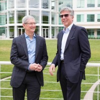 Le 5 mai 2016, Tim Cook, CEO d'Apple, et Bill McDermott, CEO de SAP, ont annonc leur partenariat sur le campus de Cupertino.