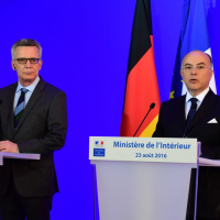 Les ministres de l'Intrieur franais Bernard Cazeneuve ( droite) et allemand Thomas de Maizires se rencontrent aujourd'hui pour trouver la parade aux communications chiffres des terroristes. (crdit : D.R.)
