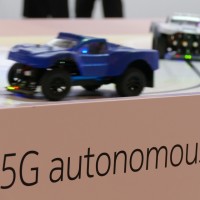 Avec sa faible latence, la 5G devrait profiter aux communications entre voitures autonomes et connectes.