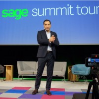 Serge Masliah, directeur général et vice-président exécutif de Sage France, déclare sa flamme aux entrepreneurs français sur Sage Summit Tour, ce matin à Paris.