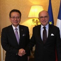 Le prsident de Fujitsu, Tatsuya Tanaka,  l'occasion de sa rencontre avec le 1er ministre franais Bernard Cazeneuve,  Matignon le 8 mars dernier. (crdit : Fujitsu)