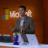 Terry Myerson de Microsoft a montr quelques PC Windows 10 S non identifis ainsi que les Surface Laptop de la socit lors d'un vnement  New York le 2 mai dernier. (Crdit Melissa Riofrio/IDG)