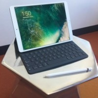 L'iPad Pro 10,5 avec ses accessoires bienvenus, son clavier et son stylet.