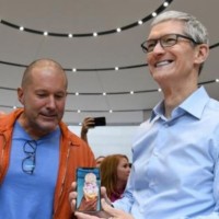 Tim Cook, CEO d'Apple ( droite de Jonathan Ive, chief design officer d'Apple), a de quoi tre satisfait de la marge dgage par son entreprise avec l'iPhone X. (crdit : D.R.)