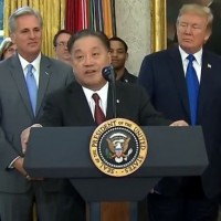 Hock Tan, CEO de Broadcom,  l'occasion de son intervention le 2 novembre  la Maison Blanche aux cts du prsident amricain Donald Trump annonant le rapatriement de son sige social singapourien vers les Etats-Unis. (crdit : D.R.)