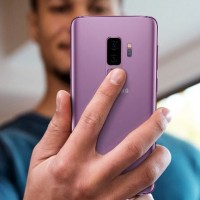 Sur ses Galaxy S9, Samsung a plac le capteur d'empreintes digitales en face arrire, sous l'appareil photo - ci-dessus, le S9+. (Crdit : Samsung)