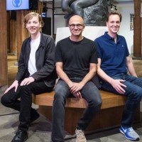 Chris Wanstrath (CEO et co-fondateur de GitHub), Satya Nadella (CEO de Microsoft) et Nat Friedman (vice-prsident des services dveloppeur de Microsoft) runis  l'occasion du rachat par Microsoft de GitHub. (crdit : Microsoft)