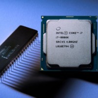 Pour marquer les 50 ans de la compagnie, Intel compte lancer une puce capable d'atteindre les 5 GHz en mode Turbo. (Crdit Intel)