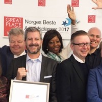 Fredrik Ohlsen, CEO de Basefarm au milieu d'une partie de ses quipes  l'occasion de la remise du prix Best Place To Work 2017 o il a dcroch la 10e place en Norvge dans la catgorie 200-499 employs. (crdit : D.R.)