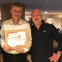 François Volpoet (à dr.) aux côtés du cofondateur de Snowflake, Benoit Dageville, lors de la remise du trophée de la Personnalité IT 2018, en mars dernier. (Crédit : Serge Leblal)