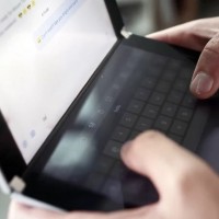 Microsoft a prsent son smartphone double cran, la Surface Duo, il faudra attendre l'anne prochaine pour la commercialisation. (Crdit Photo: Microsoft)