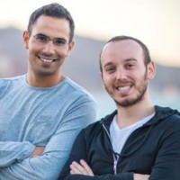 Le CEO de Spot Amiram Shachar ( gauche) aux cts de son chef architecte Liran Polak ont fond la socit en 2015 avec Aaron Twizzer, occupant le poste de directeur technique. (crdit : Spot)