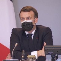 Emmanuel Macron a prsent son plan pour la filire cyberscurit aprs s'tre entretenu avec le personnel des hpitaux de Dax et Villefranche sur Sane. (Crdit Photo: Elyse)
