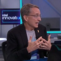 « Aujourd'hui, nous prévoyons de maintenir ou même de dépasser la loi de Moore au cours de la prochaine décennie », a affirmé Pat Gelsinger, CEO d'Intel. (crédit : Intel)