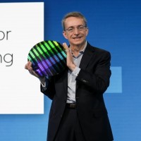 Pat Gelsinger, le CEO d'Intel, a revu la feuille de route processeurs, qui s'étend désormais jusqu'au Lunar Lake de 2024. (Crédit Intel)