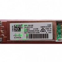 Pour limiter la contrefaçon, Cisco appose sur ses équipements des étiquettes dotées d'hologrammes fluorescents. (crédit : Cisco)