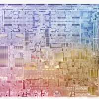 Gravée en utilisant une technologie 5 nm de seconde génération, la puce M2 intègre 20 milliards de transistors, soit 25 % de plus que la puce M1. (Crédit Apple)