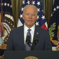 Le président Joe Biden a signé le Chips and Science Act qui propose 50 milliards de dollars de subventions pour relocaliser la production de puces aux Etats-Unis. (Crédit Photo : Maison Blanche)