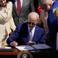 Le Président de États-Unis, Joe Biden, lors de la signature du CHIPS Act le 9 août 2020. Crédit photo: D.R.