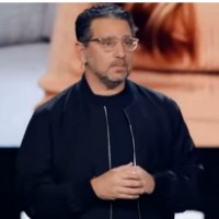 A l'occasion de la keynote d'AMD au CES 2023, Panos Panay, directeur des produits chez Microsoft, a évoqué Windows 12, où l'IA sera fortement présente. (Crédit Photo : AMD)