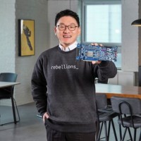 Park Sunghyun, co-fondateur et CEO de Rebellions, présente un accélérateur intégrant sa puce Atom au siège de la société à Seongnam, en Corée du Sud. (Crédit Rebellions) 